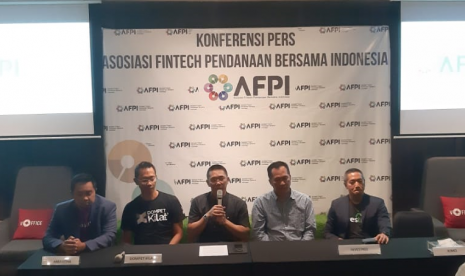 (Kiri) Founder dan CEO Amartha, Andi Taufan Garuda Putra saat menghadiri konferensi pers AFPI bersama empat perusahaa lainnya yang resmi kantongi izin usaha OJK di Jakarta.