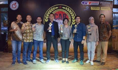 (kiri-Kanan) Indra Prabowo selaku ketua umum Forwot Indonesia, Raju Febrian selaku Ketua Dewan Juri FCY 2018, Zainal Abidin wakil ketua Forwot Indonesia bersama pemenang dan Finalis FORWOT Car of The Year 2018.