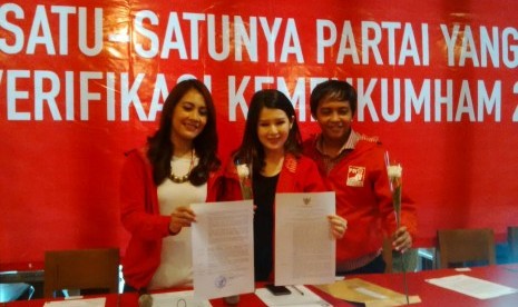 (Kiri-Kanan) Ketua DPP PSI Isyana Bagoes Oka, Ketua Umum PSI, Grace Natalie dan Sekjen PSI Raja Juli Antoni menunjukkan SK Kemenkumham yang menyatakan PSI lolos verifikasi, Selasa (11/10).