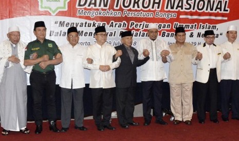 (Kiri-kanan) Ketua Pengarah Panitia Ijtima Ulama Abdul Rasyid Abdullah Syafii, Ketua Umum PBB Yusril Ihza Mahendra, Presiden PKS Sohibul Iman, Ketua Umum PAN Zulkifli Hasan, Ketua Dewan Kehormatan PAN Amien Rais, Ketua Gerakan Nasional Pengawal Fatwa Ulama (GNPF-U) Yusuf Martak, Ketua Umum Partai Gerindra Prabowo Subianto, Ketua Majelis Syuro PKS Salim Segaf Al Jufri, dan Ketua Umum Partai Berkarya Hutomo Mandala Putra berfoto bersama saat menghadiri acara Ijtima Ulama dan Tokoh Nasional di Jakarta, Jumat (27/7).