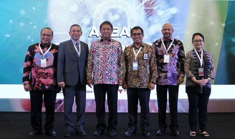  (Kiri – Kanan) Ketua Pengelola Nama Domain Internet Indonesia (PANDI) Andi Budimansyah,President of PTT ICT Solutions Company Limited Chaicharearn Atibaedya,Menteri Komunikasi dan Informatika RI Rudiantara,Direktur Digital & Strategic Portfolio Telkom David Bangun,Vice President ACIOA Dr. Hammam Riza,Ketua Umum Federasi Teknologi Informasi Indonesia (FTII)Sylvia W Sumarlin saat menghadiri pembukaan ASEAN CISO FORUM 2018 di Jakarta, Senin (23/7).