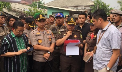 (kiri-kanan) Kuasa Hukum UIN Jakarta Sulaiman Sembiring, Kapolres Kota Tangerang Selatan AKBP Ferdy Irawan, jaksa penuntut umum dari Kejaksaan Negeri Kota Tangerang saat pembacaan putusan eksekusi lahan di perumahan Puri Intan RT 04 RW 17, Ciputat Timur, Tangerang Selatan (Tangsel), Kamis (12/12).