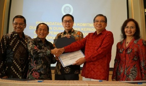 (Kiri-kanan) Managing director Sinar Mas Saleh Husin, Rektor ITB  Kadarsyah,Presdir PT Astra International Tbk Prijono Sugiarto, Managing Director Sinar Mas Gandhi Sulistiyanto, Ketua Majelis Wali Amanat, Betty Alisyabana.