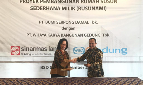 (Kiri – Kanan) Monik William – Deputy Group CEO Sinar Mas Land bersama dengan Nariman Prasetyo – Direktur Utama PT. Wijaya Karya Bangunan Gedung Tbk menandatangani nota kesepahaman (MoU) dalam proyek pembangunan Rumah Susun Sederhana Milik (Rusunami) di BSD City (8/11). Kejasama ini dilakukan dalam rangka mendukung pemerintah mewujudkan program Sejuta Rumah.