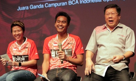 (kiri-kanan) Pebulu tangkis Indonesia, Liliyana Natsir dan Tontowi Ahmad, bersama Direktur Program Bakti Olahraga Djarum Foundation Yoppy Rosimin di Jakarta, Kamis (13/7). Djarum Foundation memberi bonus Rp 500 juta kepada Liliyana/Tontowi yang berhasil menjuarai BCA Indonesia Open Super Series Premier 2017 pada Juni lalu.