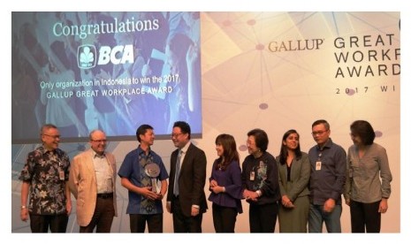 (Kiri–kanan) Rudy Susanto-Direktur BCA, Eugene Keith Galbraith–Wakil Presiden Direktur BCA, Armand Wahyudi Hartono–Wakil Presiden Direktur BCA, Taek Lee-Head of Consulting Gallup South-East Asia, Lianawaty Suwono–Direktur BCA, Inawaty Handoyo–Direktur BCA, Kanika Singh-Client Service Manager Gallup, Hendra Tanumihardja–Executive Vice President Human Capital Management BCA, dan Lena Setiawati-Executive Vice President Learning & Development BCA berbincang seusai penyerahan penghargaan GGWA.