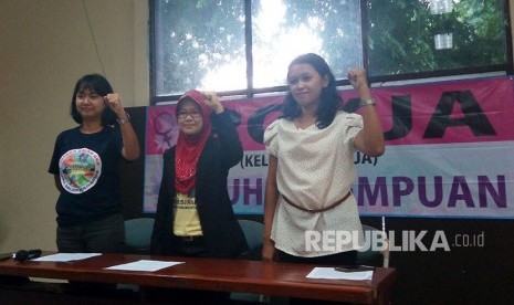 (kiri-kanan) Sekretaris Nasional Perempuan Mahardhika, Mutiara Ika Pratiwi, Ketua Umum Federasi Buruh Lintas Pabrik (FBLP) Jumisih, Ketua Serikat Pekerja Garmen Mandiri- Federasi Sektor Umum Indonesia (FSUI) Ajeng P Anggraini, saat menggelar konferensi pers 