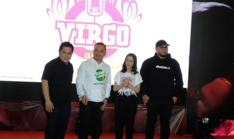 (kiri ke kanan) Co-produser film Patriot Taruna: Virgo and The Sparklings Erick Thohir, CEO Bumilangit Bismarka Kurniawan (kiri), personel JKT48 Adhisty Zara (tengah), dan sutradara Joko Anwar (kanan) dalam konferensi pers pengumuman karatker Virgo dalam Film Patriot Taruna: Virgo and The Sparklings di Jakarta, Sabtu (7/9). 