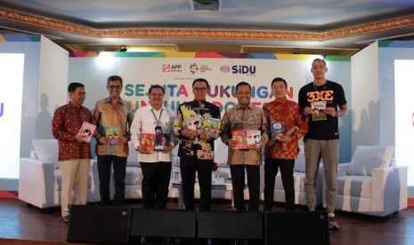 (Kiri ke Kanan) Deputy Director APP Sinar Mas Irsyal Yasman, APP Sinar Mas Consumer Business Unit Head Sovan K. Ganguly, Staf Ahli Menpora Bidang Ekonomi Kreatif Jonni Mardizal, Menteri Pemuda & Olah Raga RI Imam Nahrawi, Managing Director Sinar Mas Saleh Husin, Wakil Direktur Bidang Pendapatan INASGOC Cahyadi Wanda, dan Atlet Bola Basket Nasional Vincent Kosasih