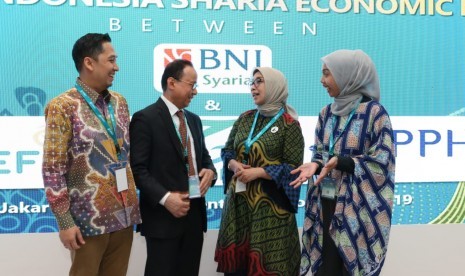 (Kiri ke kanan) Direktur Utama Go Halal Go, Hega Bernoza; Ketua Perkumpulan Pariwisata Halal Indonesia (PPHI), Riyanto Sofyan; Direktur Bisnis SME dan Komersial BNI Syariah, Dhias Widhiyati; dan Komisaris Benefide, Afia Rahma Fitriati dalam penandatangan nota kesepahaman (Memorandum of Understanding), di Nuri Room 1, JCC Senayan, Jakarta, Rabu (13/11). 