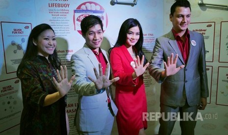 (kiri ke kanan) Dokter Spesialis Anak, Dr Ariani Dewi Widodo, Senior Brand Manager Lifebuoy PT Unilever Indonesia Tbk Evan Rickyanto, Brand Ambassador Lifebuoy Titi Kamal dan Christian Sugiono memperkenalkan inovasi terbaru Lifebuoy Activ Silver Formula di Jakarta, Kamis (30/03/2017).