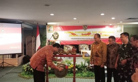 (Kiri ke kanan) Dosen UPN Surabaya, Zainal Abidin Achmad, Dosen Universitas Paramadina Jakarta Abdul Malik Gismar, Deputi Bidang Koordinasi Politim Dalam Negeri Mayjen TNI Wawan Kustiawan, Dirpolkom Bappenas Wariki Sutikno, dan Kepala Bakesbangpol Jatim EC Jonathan, dalam kegiatan Forum Komunikasi dan Koordinasi Indeks Demokrasi Indonesia di Jawa Timur,  Surabaya,  Kamis (8/8).