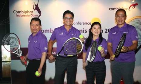 (kiri ke kanan) Fadjri D Roesman, Director of Sales & Marketing The Sultan Hotel Jakarta; Michael Wanandi, CEO Combiphar; Susan Subekti, Tournament Director Combiphar Tennis Open 2017 serta Wibowo Suseno Wiryawan Ketua Umum PP PELTI dalam acara jumpa pers 