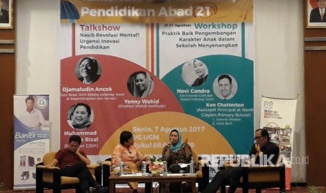 (kiri ke kanan) Founder Gerakan Sekolah Menyenangkan Muhammad Nur Rizal, moderator, Direktur Wahid Institute Yenny Wahid dan Guru Besar UGM Prof Djamaludin Ancok di Seminar Tantangan Pendidikan Abad 21, Yogyakarta, Senin (7/8). 