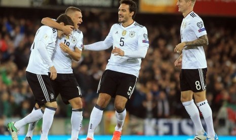 (Kiri ke Kanan) Gelandang timnas Jerman Sebastian Rudy merayakan dengan rekan setimnya Joshua Kimmich, Mats Hummels, dan Toni Kroos setelah mencetak gol 1-0 pada laga kualifikasi FIFA World Cup 2018 antara Jerman dan Irlandia Utara di Belfast, Irlandia Utara, Jumat (6/10) dini hari WIB. 