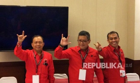 (Kiri ke Kanan), Ketua SC Rapat Kerja Nasional (Rakernas) III PDI Perjuangan, I Wayan Koster, Sekjen PDI Perjuangan, Hasto Kristiyanto, dan Ketua OC Rakernas III PDI Perjuangan melakukan konferensi pers terkait kegiatan Rakernas yang akan digelar 23 - 25 Februari 2018 di Prime Plaza Hotel, Sanur, Bali