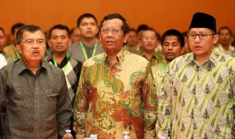 (kiri ke kanan) Mantan Wapres Jusuf Kalla, Ketua MK Mahfud MD, Pimpinan Kolektif Korps Alumni Himpunan Mahasiswa Islam (KAHMI) Anas Urbaningrum menghadiri Musyawarah Nasional KAHMI IX di kabupaten Kampar, Riau, Jumat (30/11) malam (Ridhwan Ermalamora)