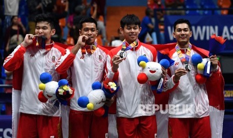 (kiri ke kanan) Pebasket Indonesia Rivaldo Pangesthio, Muhammad Sandy Ibrahim Aziz, Oki Wira Sanjaya dan Surliyadin menunjukkan medali perak bola basket 3x3 putra SEA Games 2019 di Filoil Flying V Centre, Manila, Filipina, Senin (2/12/2019).