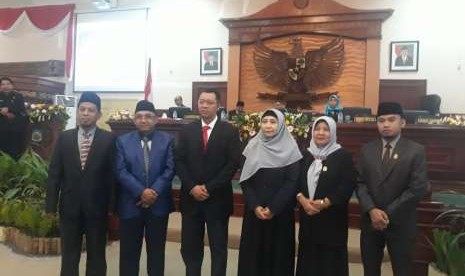 (Kiri ke kanan) Wakil Ketua DPRD NTB Abdul Hadi, Wakil Ketua DPRD NTB Mahalli Fikri, Gubernur NTB Zulkieflimansyah, Wagub NTB Sitti Rohmi Djalilah, Ketua DPRD NTB Baiq Isvie, Wakil Ketua DPRD NTB Lalu Wirajaya saat sidang istimewa di Gedung DPRD NTB, Senin (24/9).