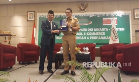 (Kiri) Ketua Umum Amphuri Joko Asmoro menyerahkan plakat ucapan terima Kasih kepada Wakil Gubernur Sandiaga Uno usai Sambutan Pengukuhan DPD Amphuri DKI dan Banten,  Selasa (12/12).