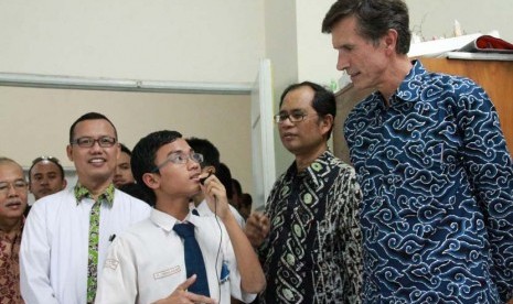 Kunjungan Dubes Amerika Serikat, Robert Blake (paling kanan) ke SMART Ekselensia Indonesia Dompet Dhuafa di Bogor, Jawa Barat pada Senin (14/7). 