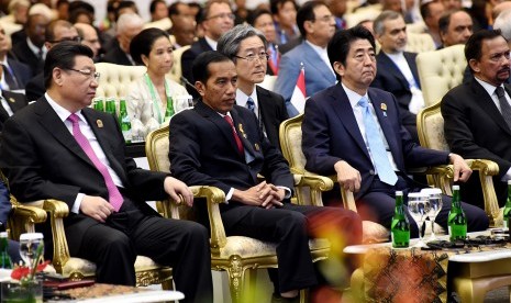 (L-R) Chinese President Xi Jinping, Indonesia's President Joko Widodo, Japan's Prime Minister Shinzo Abe and Brunei's Sultan Hassanal Bolkiah during the opening ceremony of the Asian African Conference in Jakarta, Indonesia, 22 April 2015. The 60th Asian-A