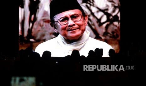 . Mantan Presiden RI ke-3 BJ Habibie memberikan testimone dengan video pada aacara Mengenang Adi Sasono di Jakarta, Ahad (25/9).