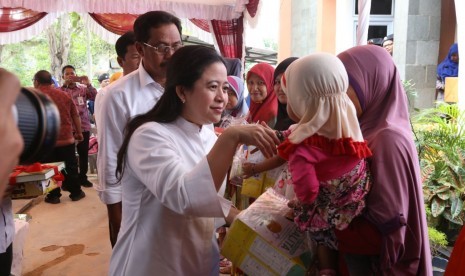 , Menko PMK Puan Maharani hari ini di Puskesmas Sekupang, Kota Batam, (Kamis, 14/12) menyalurkan Pemberian Makanan Tambahan (PMT)  kepada ibu hamil dan balita.