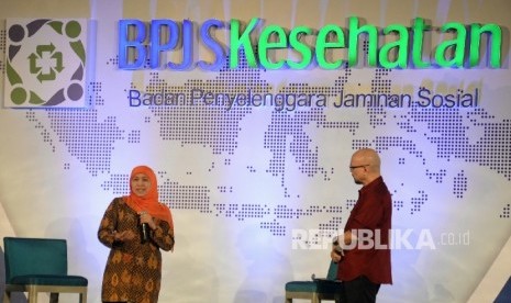 Mensos Khofifah Indar Parawansa bersama presenter Andy F.Noya saat bincang Jaminan Kesehatan Nasional-Kartu Indonesia Sehat (JKN-KIS) bertema Menuju Rakyat Sehat dan Sejahtera Melalui Program JKN-KIS di Jakarta, Senin (21/11) malam. 