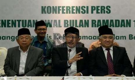  Menteri Agama Lukman Hakim Saifuddin (tengah) bersama Ketua Umum Majelis Ulama Indonesia (MUI) Din Syamsuddin (kanan) dan Wakil Ketua Umum MUI K.H. Maruf Amin, usai Sidang Itsbat Awal Ramadan 1436 H di Gedung Kemenag, Jakarta, Selasa (16/6). 