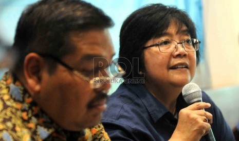 Menteri Kehutanan dan Lingkungan Hidup Siti Nurbaya (kanan), Ketua Komite II DPD RI, Parlindungan Purba (kiri) menjadi pembicara dalam diskusi Hutan Indonesia Di Simpang Nawacita Jakarta, Ahad (31/5). (Republika/Agung Supriyanto)