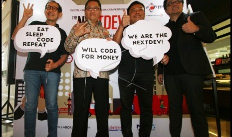 : Menteri Komunikasi dan Informatika Rudiantara (kedua kanan), Direktur Utama Telkomsel Ririek Adriansyah (tengah), Founder & CEO MarkPlus Inc Hermawan Kertajaya, CEO Net TV Wishnutama, dan Direktur Metra Digital Investama Nicko Widjaja saat peluncuran The