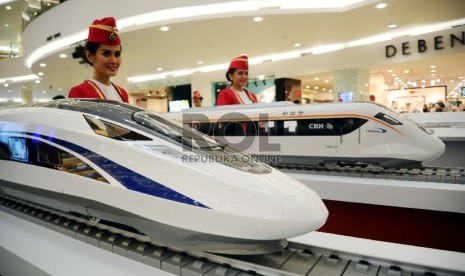 Miniatur kereta cepat diperlihatkan dalam Pameran China High Speed Railway On fast Track di Senayan City, Jakarta, Kamis (13/8).  (Republika/Tahta Aidilla)k