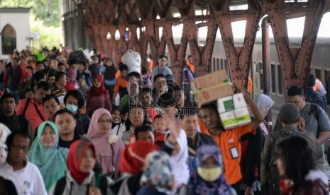 Para pemudik turun dari Kereta Api di Stasiun Senen, Jakarta, Sabtu (25/7).   (Republika/Prayogi)