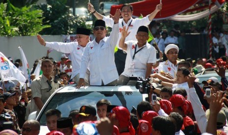 ? Pasangan Capres Prabowo Subianto dan Cawapres Hatta Rajasa saat datang ke Gedung Komisi Pemilihan Umum (KPU) usai pengambilan nomor urut Pilpres 2014, Jakarta, Ahad (1/6). 