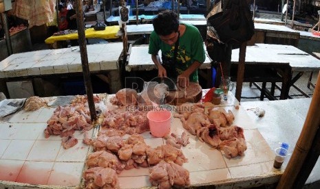 Pedagang ayam memotong ayam di salah satu lapak penjualan ayam potong di Pasar Senen, Jakarta, Selasa (11/8).   (Republika/Agung Supriyanto)