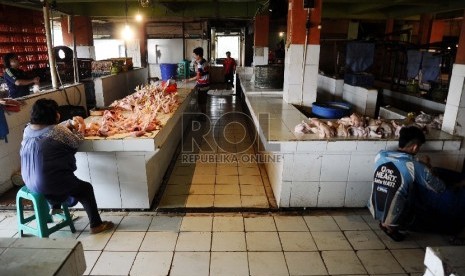 ?Pedagang sedang menjual ayam potong di pasar Kramat Jati, Jakarta, Kamis (20/8).   (Republika/Tahta Aidilla)