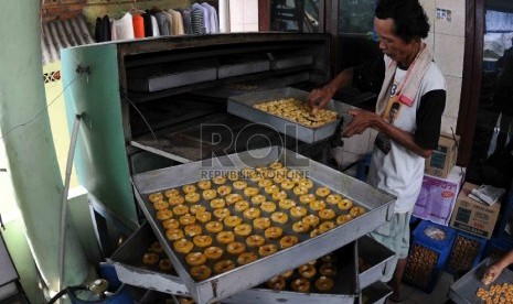  Pekerja memanggang kue kering saat produksi kue kering di kawasan Kwitang, Jakarta Pusat, Ahad (28/6). (Republika/Agung Supriyanto)