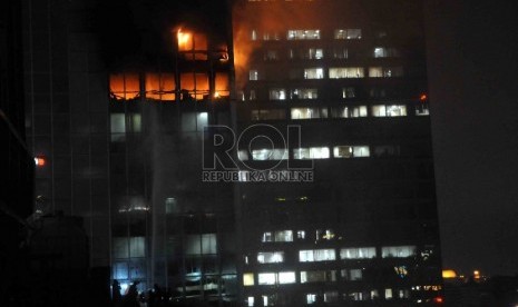 Pemadam kebakaran berusaha memadamkan kebakaran di Gedung Wisma Kosgoro, Jalan Thamrin, Jakarta Pusat, Senin (9/3).  (Republika/Agung Supriyanto)