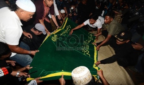 Pemakaman almarhum artis Didi Petet di TPU Tanah Kusir, Jakarta Selatan, Jumat (15/5). (Republika/Raisan Al Farisi)