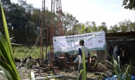 : Pembangunan sumur wakaf yang dilakukan Global Wakaf-ACT DIY di  Dusun Grogol, Kecamatan Ponjong, Kabupaten Gunungkidul, DIY