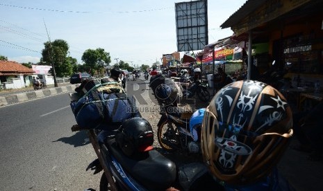 Pemudik motor beristirahat di rest area saat pulang ke kampung halamannya yang melintas di Kota Cirebon, Jawa Barat, Rabu (15/7). (Republika/Raisan Al Farisi)