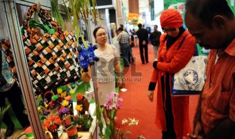  ?Pengunjung melihat produk kerajinan tangan dari kemasan plastik bekas pada Pameran Pekan Lingkungan Hidup di JCC,Jakarta, Ahad (21/6).. (Republika/Tahta Aidilla)