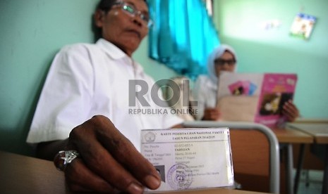 Peserta Ujian Nasional kesetaraan paket B SMP di SMU 80 Sunter, Jakarta Utara, Senin (4/5).  (Republika/Tahta Aidilla)