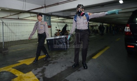 Petugas gegana membawa peralatan penjinak bom menuju ke mobil di lokasi ledakan ITC Depok, Jawa Barat, Senin (23/2) malam.  (Republika/Raisan Al Farisi)