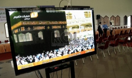 Petugas menata ruangan penerimaan jamaah calon haji di ruang serba guna di Asrama Haji Pondok Gede, jakarta, Rabu (19/8).  (Republika/Prayogi)