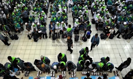 Petugas Penyelenggara Ibadah Haji (PPIH) sedang mendata paspor calon jamaah Haji di asrama haji, Bekasi, Jawa Barat, Ahad (23/8).  (Republika/Tahta Aidilla)