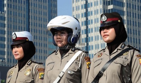 Polisi wanita (polwan) dari berbagai unsur mengenakan seragam dinas hijab saat diperkenalkan kepublik di Silang Monas, Jakarta, Jumat (27/3).  (Republika/Tahta Aidilla)