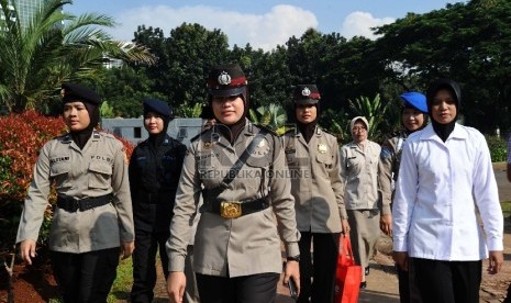 Polisi wanita (polwan) dari berbagai unsur mengenakan seragam dinas hijab saat diperkenalkan kepublik di Silang Monas, Jakarta, Jumat (27/3).  (Republika/Tahta Aidilla)