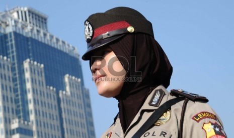 ?Polisi wanita (polwan) dari berbagai unsur mengenakan seragam dinas hijab saat diperkenalkan kepublik di Silang Monas, Jakarta, Jumat (27/3).  (Republika/Tahta Aidilla)